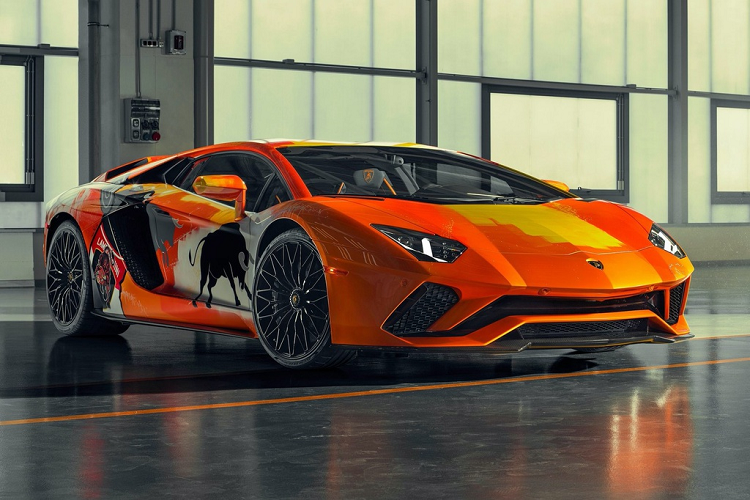 Câu chuyện của dòng siêu bò này tiếp tục với Aventador S, được giới thiệu vào năm 2016. Lamborghini Aventador S là phiên bản nâng cấp của Aventador với sự bổ sung các chi tiết khí động học ở ngoại thất và động cơ được tinh chỉnh. Động cơ trên Aventador S vẫn là loại V12 6.5L nhưng được nâng cấp để cho ra sức mạnh 740 mã lực.