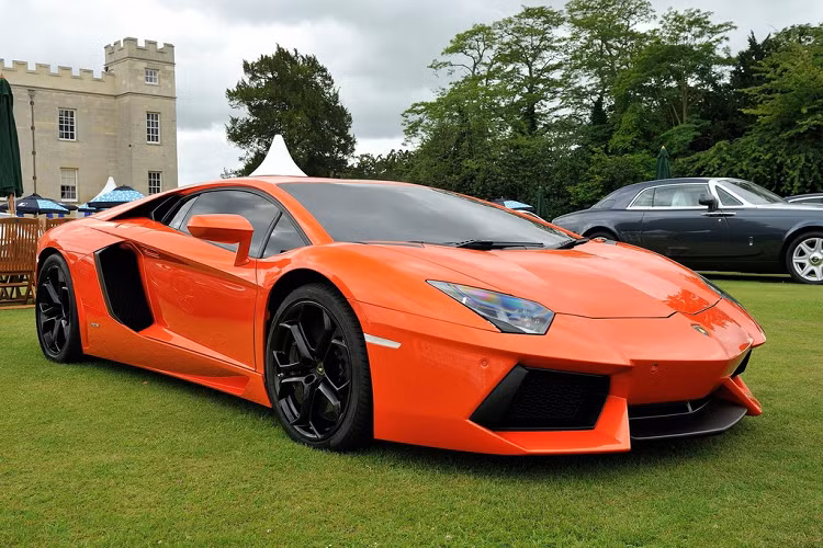 Được ra mắt vào năm 2011, Lamborghini Aventador LP 700-4 sử dụng động cơ hút khí tự nhiên V12 6.5L, sản sinh công suất 700 mã lực. Phiên bản mui trần của Aventador LP 700-4 được ra mắt vào tháng 11/2012. Điểm đặc biệt của siêu xe này là phần mui gồm 2 mảnh carbon có thể tháo rời bằng tay và cất gọn trong cốp. Dù được làm bằng carbon, mỗi mảnh mui này cân nặng đến 6 kg.