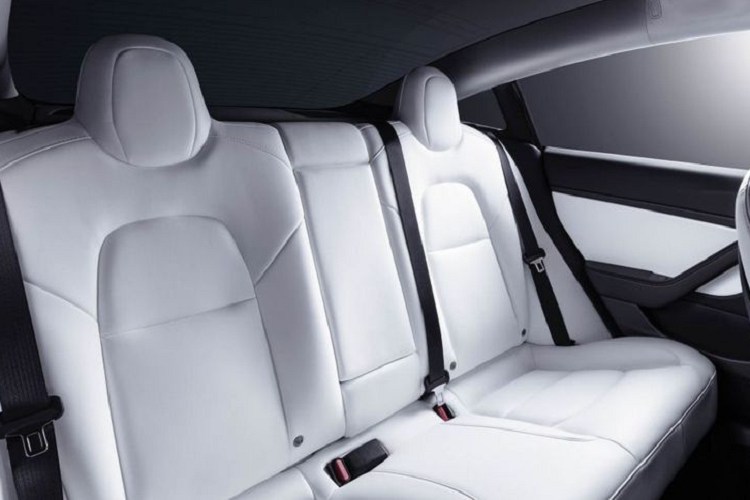 Ngoài ra, các trang bị tiêu chuẩn được giữ nguyên gồm có hệ thống âm thanh 14 loa, định vị vệ tinh, đèn LED, gương gập điện có sưởi và chống chói, ghế chỉnh điện 12 hướng, cửa kính chống tia hồng ngoại... Mức giá xe Tesla Model 3 2021 hiện vẫn chưa công bố.