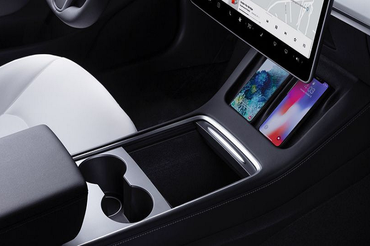 Tiếp tới, Tesla Model 3 2021 tiếp tục được bán ra với màu sơn mặc định là màu trắng và các màu sơn khác sẽ là 1 tuỳ chọn bên ngoài. Trang bị mâm xe tiêu chuẩn là loại 18 inch Aero trên 2 phiên bản thường và Long Range, riêng bản Performance sử dụng mâm 20 inch Uberturbine.