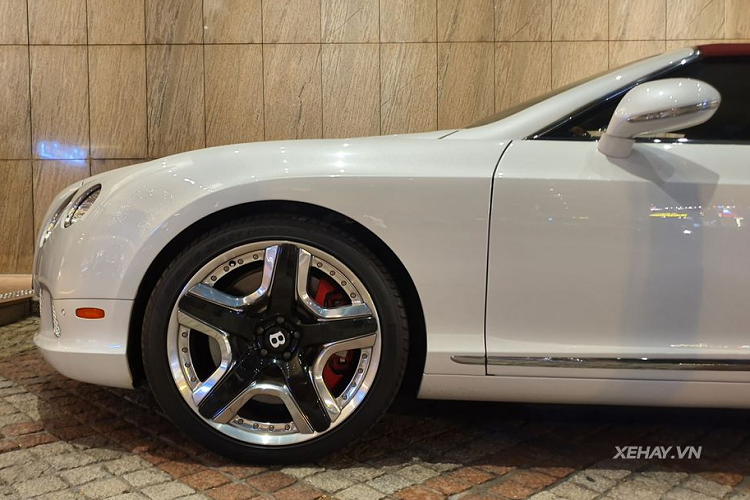 Về thiết kế tổng thể, Bentley Continental GTC W12 Mulliner vẫn luôn đi theo phong cách vốn có của hãng xe siêu sang nước Anh, sự đơn giản được đề cao nhưng vẫn hài hoà tốt yếu tố sang trọng và sự tinh tế.