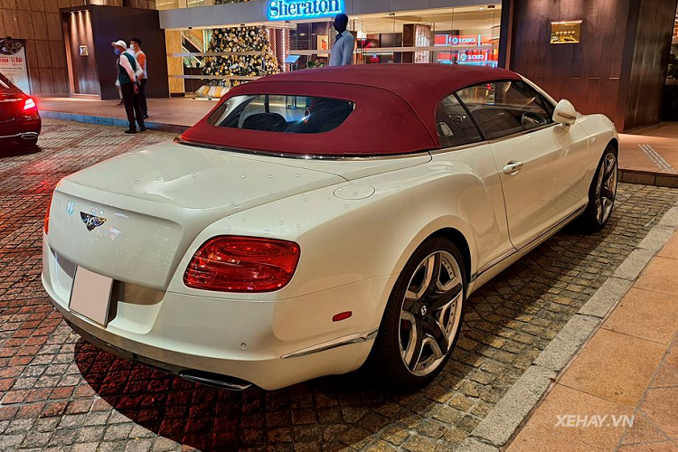 Bên trong khoang nội thất, chiếc Bentley Continental GTC W12 Mulliner này được các nghệ nhân của Mulliner hoàn thiện với mức độ chi tiết rất cao. Toàn bộ khoang xe được phủ 2 tông màu đỏ/nâu cá tính, trên tựa đầu ghế được thêu logo Bentley và Mulliner bằng chỉ trắng tương phản, da ghế và gỗ dùng trong xe cũng là loại thượng hạng nhất...