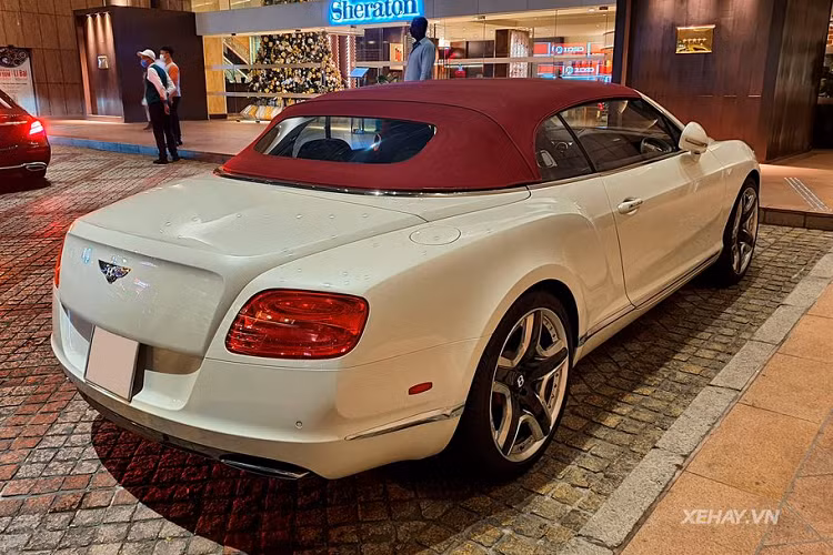 Bên trong khoang nội thất, chiếc Bentley Continental GTC W12 Mulliner này được các nghệ nhân của Mulliner hoàn thiện với mức độ chi tiết rất cao. Toàn bộ khoang xe được phủ 2 tông màu đỏ/nâu cá tính, trên tựa đầu ghế được thêu logo Bentley và Mulliner bằng chỉ trắng tương phản, da ghế và gỗ dùng trong xe cũng là loại thượng hạng nhất...