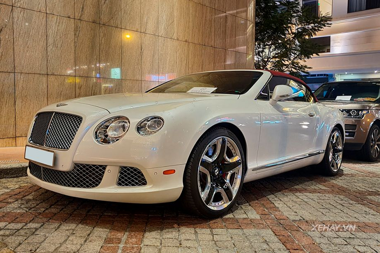 Đối với siêu phẩm Bentley Continental GTC W12 Mulliner trong bài viết. Chiếc xe này được đưa về nước thông qua một công ty nhập khẩu xe tư nhân cách đây nhiều năm và được chính bộ phận Mulliner, một đơn vị chuyên cá nhân hoá của Bentley chế tác. Nhờ đó, chiếc xe này có vô số những điểm nổi bật mà ít có mẫu nào sánh kịp.