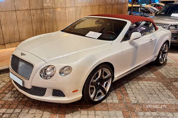 Khi đặt cạnh những người anh em như Mulsanne, Flying Spur hay Bentayga, Bentley Continental GTC mui trần là một cái tên không quá phổ biến tại Việt Nam. Nguyên nhân chủ yếu của việc này phần nhiều tới từ thiết kế trần bằng vải chưa thực sự phù hợp với khí hậu nước ta. Tuy nhiên, điều đó không có nghĩa với việc đây là một mẫu xe thiếu sức hút.