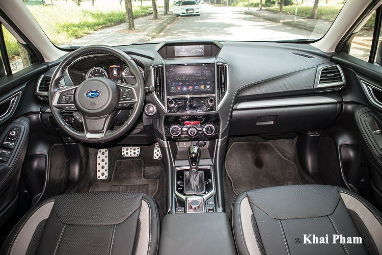 Bên trong khoang cabin, Subaru Forester bản GT Edition hiện đại hơn nhờ một vài thay đổi đến từ nhà sản xuất Nhật Bản. Theo đó, khách hàng sẽ được trải nghiệm bộ ghế da được phối màu đen/trắng mang phong cách thể thao trên Subaru Forester GT Edition thay vì một tông màu đen của các phiên bản tiêu chuẩn.