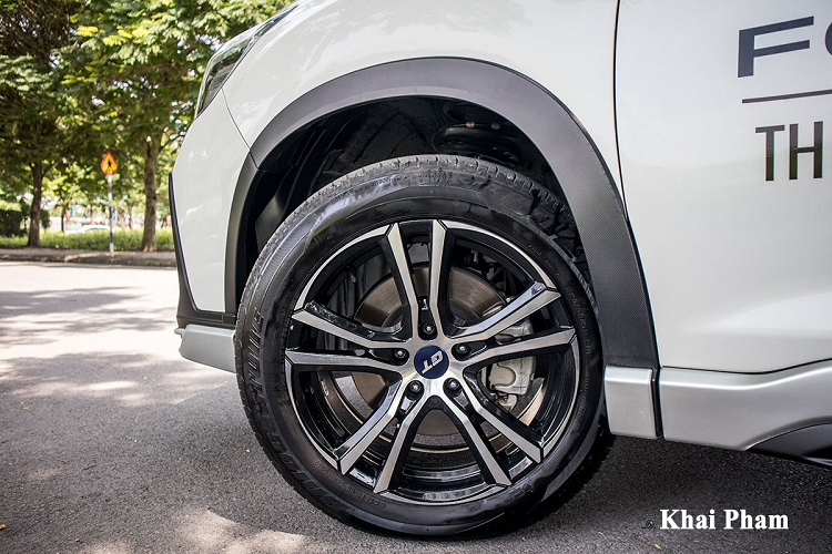 Với bản mới, Subaru Forester GT Edition 2020 cung cấp cho người dùng bộ mâm 18 inch 5 chấu kép hoàn toàn mới, ốp sườn xe thiết kế khí động học kết hợp màu bạc và đen. Ngoài ra, chiếc xe đối thủ của Honda CR-V tại Việt Nam được giữ nguyên gương chiếu hậu tích hợp camera, đèn xi-nhan LED, tay nắm cửa mạ crom.