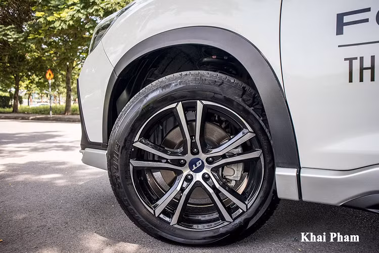 Với bản mới, Subaru Forester GT Edition 2020 cung cấp cho người dùng bộ mâm 18 inch 5 chấu kép hoàn toàn mới, ốp sườn xe thiết kế khí động học kết hợp màu bạc và đen. Ngoài ra, chiếc xe đối thủ của Honda CR-V tại Việt Nam được giữ nguyên gương chiếu hậu tích hợp camera, đèn xi-nhan LED, tay nắm cửa mạ crom.