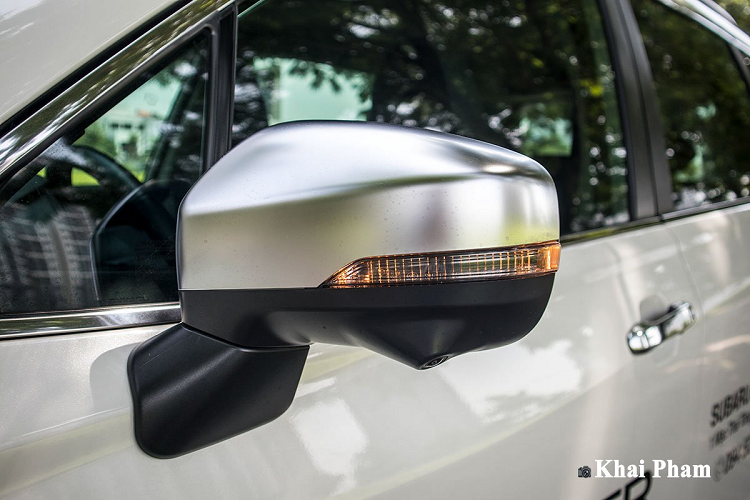 Subaru Forester mới sử dụng cụm đèn hậu LED tạo hình chữ "C" quay ngược, logo GT Edition là điểm giúp khách hàng nhận diện phiên bản này gắn ở đèn hậu bên phải. Thay đổi lớn nhất trên Subaru Forester GT Edition 2020 là xe có thêm cánh lướt gió trên cao mới kết hợp cùng đèn phanh LED, cản sau thể thao và chụp ống xả giúp xe ấn tượng hơn bản tiêu chuẩn.