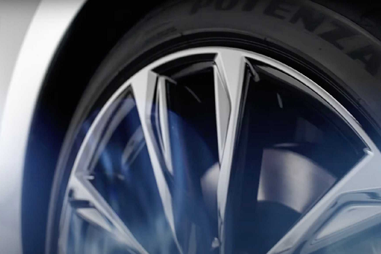 Nội thất xe cũng không có quá nhiều thay đổi lớn. IS vẫn dùng kiểu vô lăng cũ, kiểu màn hình trung tâm và khe gió cũ. Khu vực cần số và núm điều khiển được sắp xếp vị trí lại đôi chút. Tuy nhiên, màn hình cụm đồng hồ có thể sẽ là dạng kỹ thuật số.