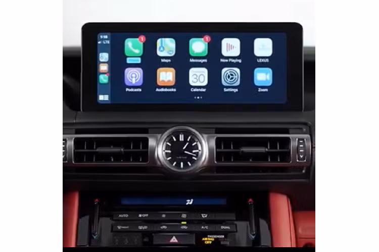 Ngoài việc chậm đổi mới. Lexus còn khá ít dòng xe và phiên bản để lựa chọn. Đơn cử tại Mỹ, Lexus cung cấp tổng cộng 11 dòng xe, trong khi BMW có 16 dòng, chưa tính các mẫu xe hiệu suất cao M. Mercedes-Benz vượt trội nhất với hơn 20 dòng xe phân phối.