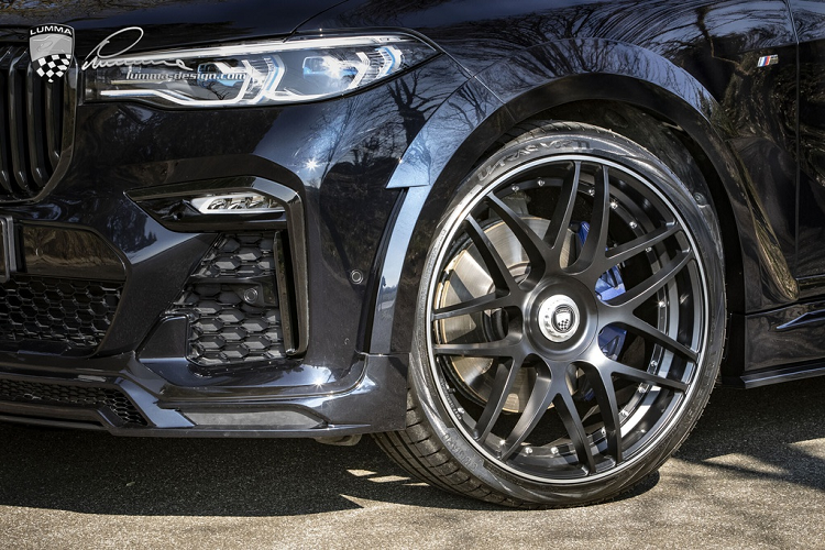 Bản độ BMW X7 mới này có tên gọi CLR X7. Lumma Design đã bổ sung một số chi tiết ở thiết kế bên ngoài như vòm bánh xe mở rộng có tích hợp khe hút gió nhằm giúp tăng hiệu suất làm mát phanh, cản trước được làm mới dữ dằn hơn.