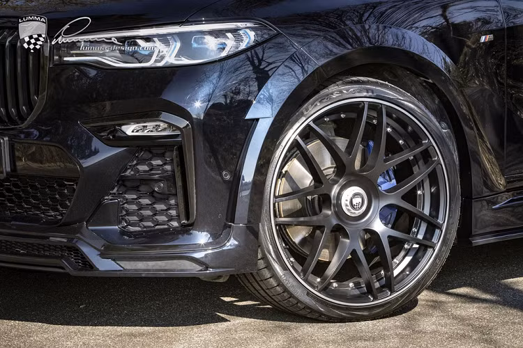 Bản độ BMW X7 mới này có tên gọi CLR X7. Lumma Design đã bổ sung một số chi tiết ở thiết kế bên ngoài như vòm bánh xe mở rộng có tích hợp khe hút gió nhằm giúp tăng hiệu suất làm mát phanh, cản trước được làm mới dữ dằn hơn.