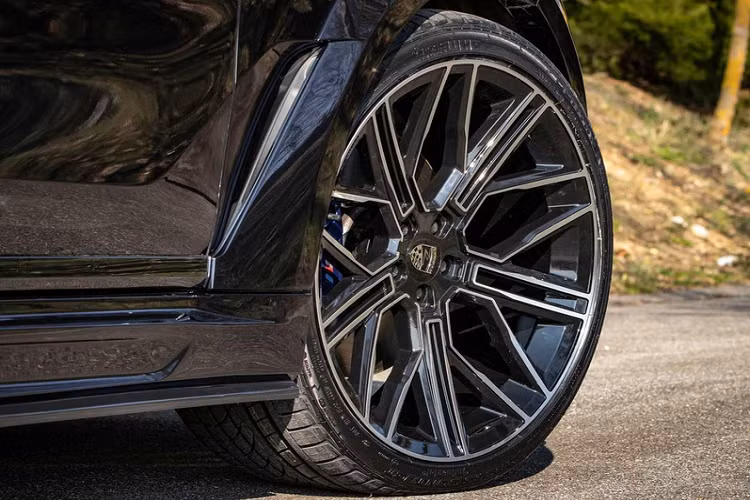 Nội thất của chiếc BMW X7 độ Lumma Design cũng được thiết kế lại một số chi tiết. Chân ga và phanh làm từ nhôm, thảm sàn được thêu thủ công và nội thất bọc da cao cấp. Tuy nhiên, bản độ này vẫn giữ khối động cơ nguyên bản.