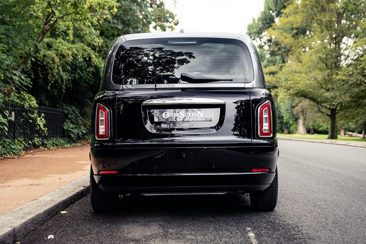 Giá xe Sutton VIP Class LEVC khởi điểm là từ 100.000 bảng Anh (tương đương 2,99 tỷ đồng) chưa bao gồm VAT cho người mua kinh doanh, hoặc 120.000 bản Anh (tương đương 3,59 tỷ đồng) bao gồm VAT cho người mua tư nhân.