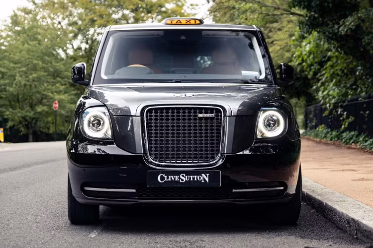 Cụ thể, mẫu taxi hạng sang Sutton VIP Class LEVC, và nó chắc là mẫu taxi Luân Đôn sang trọng nhất từ trước tới nay. Được chế tác bởi Sutton Bespoke, bộ phận chuyên độ xe của đại lý xe sang Clive Sutton, VIP Class LEVC sẽ được chế tạo giới hạn dành cho những người muốn “đi quanh thành phố một cách kín đáo và tiện nghi vô đối”.