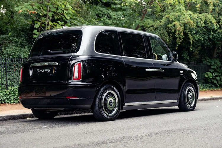 Chế tạo dựa trên xe taxi màu đen chạy điện LEVC TX, Sutton VIP Class LEVC có nội thất tái thiết kế hoàn toàn, với ghế sau đặt gói tối ưu sự thoải mái, bọc da Sandalwood với chi tiết trang trí bằng Alcantara.