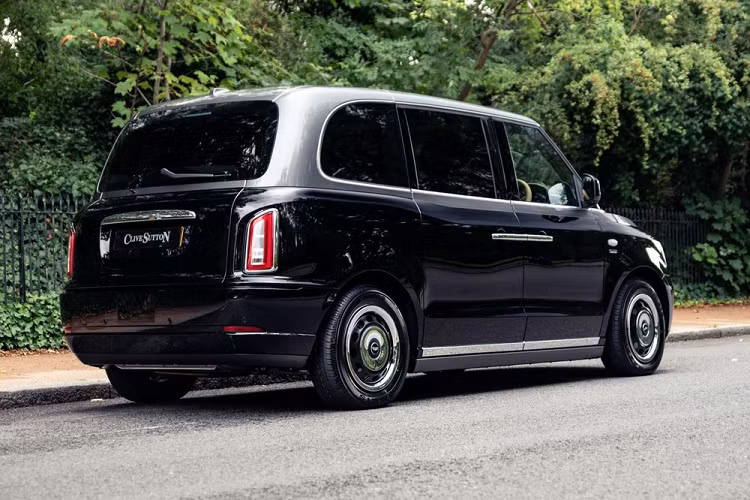 Chế tạo dựa trên xe taxi màu đen chạy điện LEVC TX, Sutton VIP Class LEVC có nội thất tái thiết kế hoàn toàn, với ghế sau đặt gói tối ưu sự thoải mái, bọc da Sandalwood với chi tiết trang trí bằng Alcantara.
