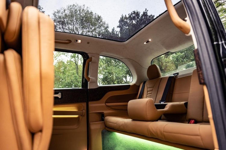 Nhìn từ bên ngoài, taxi Sutton VIP Class LEVC trông gần như giống hệt mọi chiếc taxi đen London khác trên đường phố. Đặc điểm phân biệt chính là hai tông màu nhạt tinh tế với màu sơn taxi đen cho nửa thân dưới và xám Ferrari “Grigio Silverstone” cho nửa trên. Biển báo taxi trên nóc được vẫn giữ nguyên, mặc dù chữ “TAXI” sẽ được thay thế bằng chữ “VIP”.