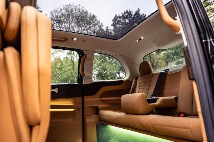 Nhìn từ bên ngoài, taxi Sutton VIP Class LEVC trông gần như giống hệt mọi chiếc taxi đen London khác trên đường phố. Đặc điểm phân biệt chính là hai tông màu nhạt tinh tế với màu sơn taxi đen cho nửa thân dưới và xám Ferrari “Grigio Silverstone” cho nửa trên. Biển báo taxi trên nóc được vẫn giữ nguyên, mặc dù chữ “TAXI” sẽ được thay thế bằng chữ “VIP”.