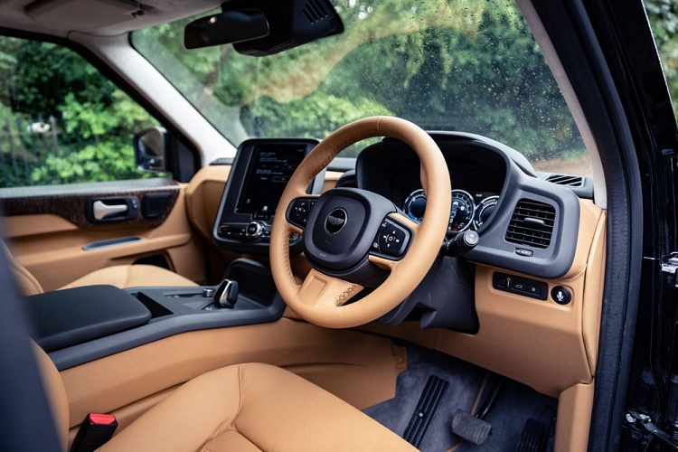 Nội thất xe cũng được trang bị công nghệ cao, cung cấp cho người ngồi hệ thống điều hòa điều khiển cảm ứng, hệ thống âm thanh nâng cấp với kết nối Bluetooth, bộ chỉnh TV với Apple TV, và máy chơi game Sony PS4. Nằm giữa các hành khách phía sau là một bệ tỳ tay mới hoàn chỉnh với ô giữ cốc, và phía sau nó là một tủ lạnh nhỏ gọn.