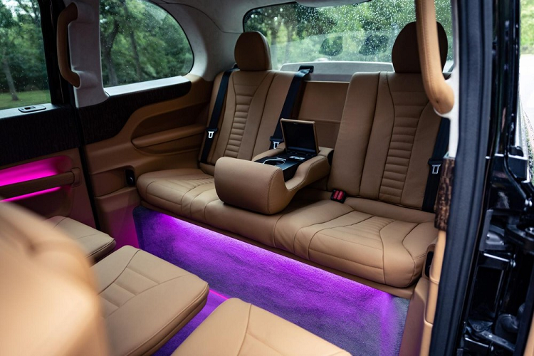 Khoang hành khách phía sau được ngăn cách với khu vực tài xế bằng một màn hình có thể thu vào, và nó đóng vai trò đảm bảo sự riêng tư cũng như giúp xe an toàn hơn trong cảnh dịch COVID-19. Hơn nữa, người lái còn được hưởng lợi từ ghế da chỉnh điện hoàn toàn và một bảng đồng hồ kỹ thuật số.