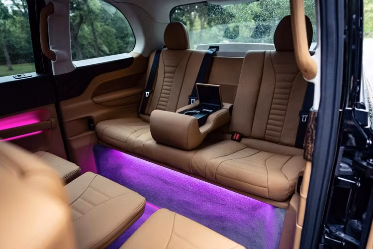 Khoang hành khách phía sau được ngăn cách với khu vực tài xế bằng một màn hình có thể thu vào, và nó đóng vai trò đảm bảo sự riêng tư cũng như giúp xe an toàn hơn trong cảnh dịch COVID-19. Hơn nữa, người lái còn được hưởng lợi từ ghế da chỉnh điện hoàn toàn và một bảng đồng hồ kỹ thuật số.