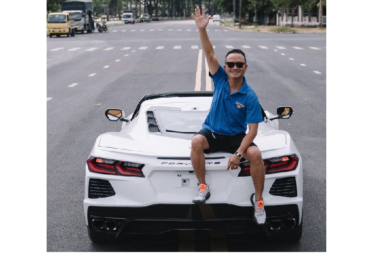Tuy nhiên, điều thú vị là mới đây vị doanh nhân trẻ này đã đăng tải lên trang mạng cá nhân thông tin về việc anh muốn mời các tín đồ mê xe trong khu vực cùng trải nghiệm siêu xe Chevrolet Corvette 2020. Cuối dòng trạng thái, anh còn cho biết việc trải nghiệm xe sẽ không phân biệt sang giàu hay nghèo khó và chỉ cần người đó có chung niềm đam mê. 