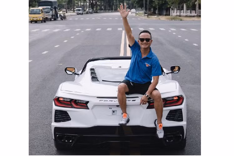 Tuy nhiên, điều thú vị là mới đây vị doanh nhân trẻ này đã đăng tải lên trang mạng cá nhân thông tin về việc anh muốn mời các tín đồ mê xe trong khu vực cùng trải nghiệm siêu xe Chevrolet Corvette 2020. Cuối dòng trạng thái, anh còn cho biết việc trải nghiệm xe sẽ không phân biệt sang giàu hay nghèo khó và chỉ cần người đó có chung niềm đam mê. 