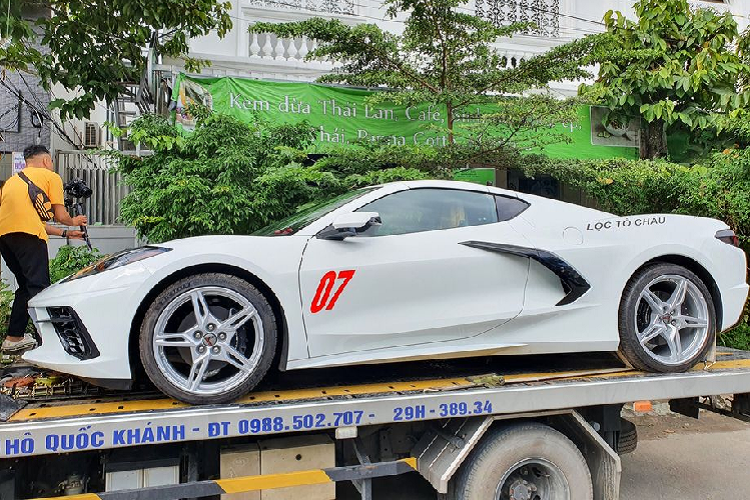 Theo những hình ảnh được đăng tải, sau khi nhận chiếc xe được ít ngày, chủ nhân của xe đã dán trang trí một số khu vực trên xe như số 07 màu đỏ ở phần thân xe, bộ tem có tên của chủ nhân ở khu vực phía sau. 