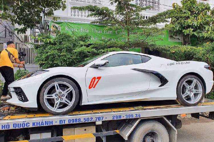 Theo những hình ảnh được đăng tải, sau khi nhận chiếc xe được ít ngày, chủ nhân của xe đã dán trang trí một số khu vực trên xe như số 07 màu đỏ ở phần thân xe, bộ tem có tên của chủ nhân ở khu vực phía sau. 