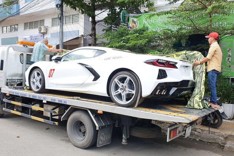 Trích dòng trạng thái của chủ chiếc Chevrolet Corvette C8 Stingray trên trang mạng cá nhân: "Mình may mắn sở hữu chiếc Chevrolet Corvette C8 Stingray đầu tiên tại Việt Nam. Rất cám ơn các bạn đã yêu mến mình cũng như yêu dòng xe thể thao. Đáp lại tấm lòng của anh chị em, hãy cùng mình trải nghiệm một vòng TP. Cần Thơ. Hãy đăng ký ngay để là người đầu tiên ngồi cùng mình. Sang, nghèo gì cũng chào đón". 