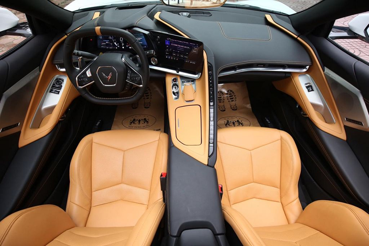 Nhiều chi tiết của Corvette C8 Stingray được lấy cảm hứng từ các dòng máy bay chiến đấu Lockheed Martin F22/F35 và mang phong cách của xe đua Công Thức 1, ngoại hình của Corvette C8 giờ đây vừa gợi cảm, lại vừa mềm mại, đây là những đặc điểm chúng ta thường thấy trên các siêu xe đắt tiền của các thương hiệu như Ferrari và McLaren. 