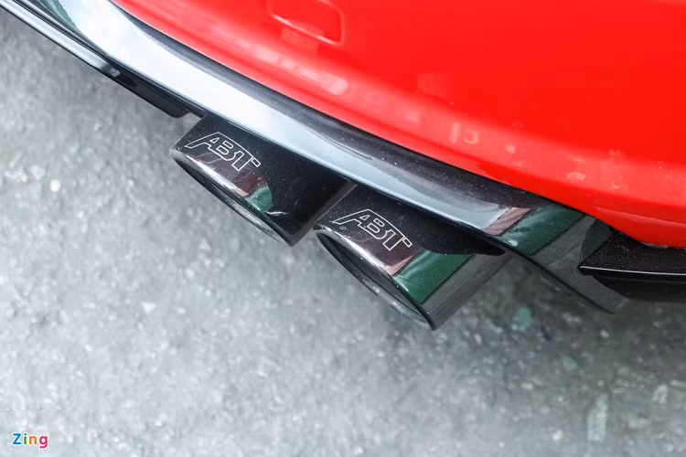 Đuôi xe chỉ được thay đổi nhẹ với cản va mới và hệ thống ống xả.