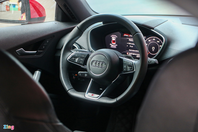 Ở bên trong, Audi TT có khoang lái được thiết kế đơn giản. Màn hình giải trí và hệ thống nút bấm được loại bỏ. Vô-lăng là loại D-Cut bọc da, tích hợp các nút chức năng.