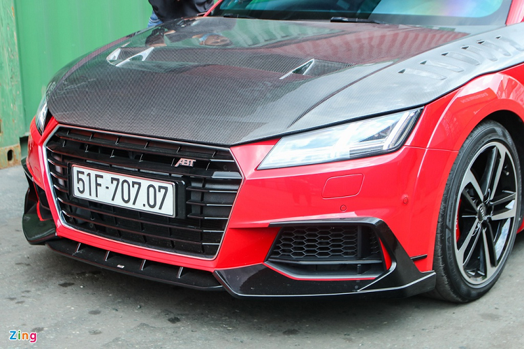 Ở phía trước, dễ dàng nhận ra chiếc xe thể thao được trang bị nắp ca-pô bằng carbon, đi kèm cản mới. Logo Audi trên nắp ca-pô đã biến mất, nhường chỗ cho logo của ABT trên lưới tản nhiệt.