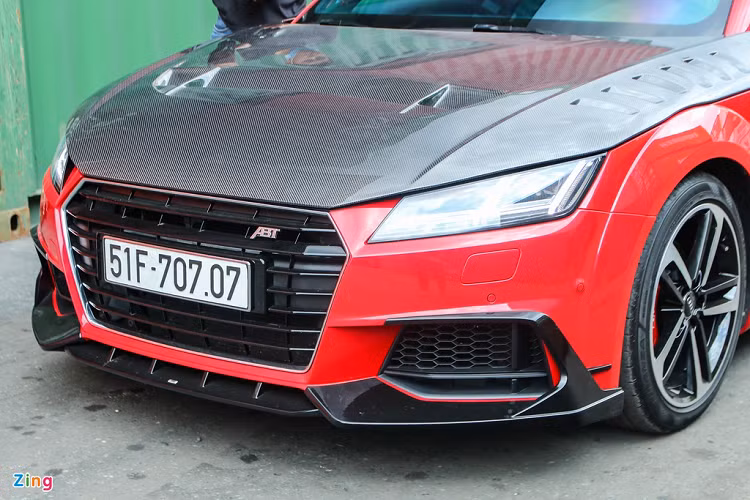 Ở phía trước, dễ dàng nhận ra chiếc xe thể thao được trang bị nắp ca-pô bằng carbon, đi kèm cản mới. Logo Audi trên nắp ca-pô đã biến mất, nhường chỗ cho logo của ABT trên lưới tản nhiệt.