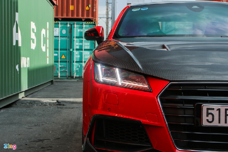 Hệ thống đèn chiếu sáng của Audi TT gồm các tùy chọn xenon-plus, LED hoặc LED ma trận. Đèn daylight LED là trang bị tiêu chuẩn.