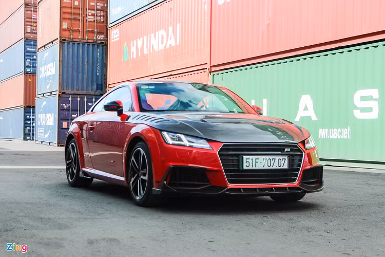 Bên cạnh Ford Mustang, xe thể thao Audi TT là một trong những mẫu xe đình đám tại Việt Nam. Có số lượng không nhiều tại Việt Nam, chiếc Audi TT còn được chủ nhân khoác lên gói độ của hãng ABT Sportsline với giá trị lên đến hàng trăm triệu đồng.