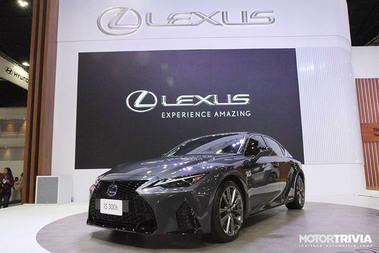 Giá xe Lexus IS 2021 phiên bản 300h tại Thái Lan bắt đầu từ 88.760 USD (khoảng hơn 2 tỷ đồng) cho bản Luxury tiêu chuẩn, tiếp theo là bản cao cấp tầm trung với giá 111.337 USD (hơn 2,5 tỷ đồng), trong khi phiên bản đầu bảng F-Sport bán ở mức 128.517 USD (hơn 2,9 tỷ đồng).