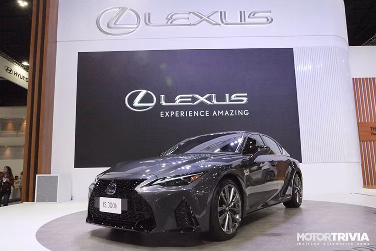 Giá xe Lexus IS 2021 phiên bản 300h tại Thái Lan bắt đầu từ 88.760 USD (khoảng hơn 2 tỷ đồng) cho bản Luxury tiêu chuẩn, tiếp theo là bản cao cấp tầm trung với giá 111.337 USD (hơn 2,5 tỷ đồng), trong khi phiên bản đầu bảng F-Sport bán ở mức 128.517 USD (hơn 2,9 tỷ đồng).