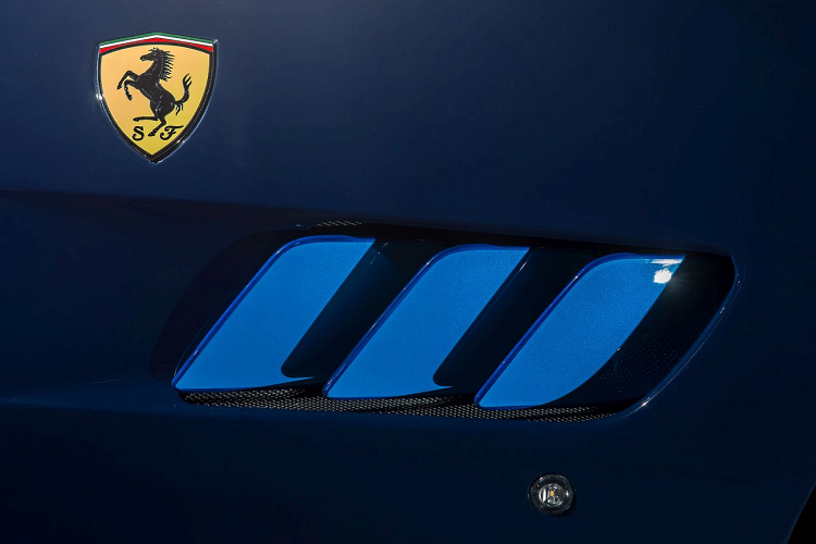Trên chiếc Ferrari bốn chỗ hiện đại, Blu Le Mans đã được biến tấu để tạo ra màu sơn Blu Navy Garage Italia. Màu sơn đẹp mắt này được sử dụng ở phần lớn ngoại thất và được tạo nét tương phản bởi màu sơn Azzuro Lapo sáng hơn, được tạo ra theo yêu cầu của Lapo Elkann và sẽ được bán độc quyền cho ông.