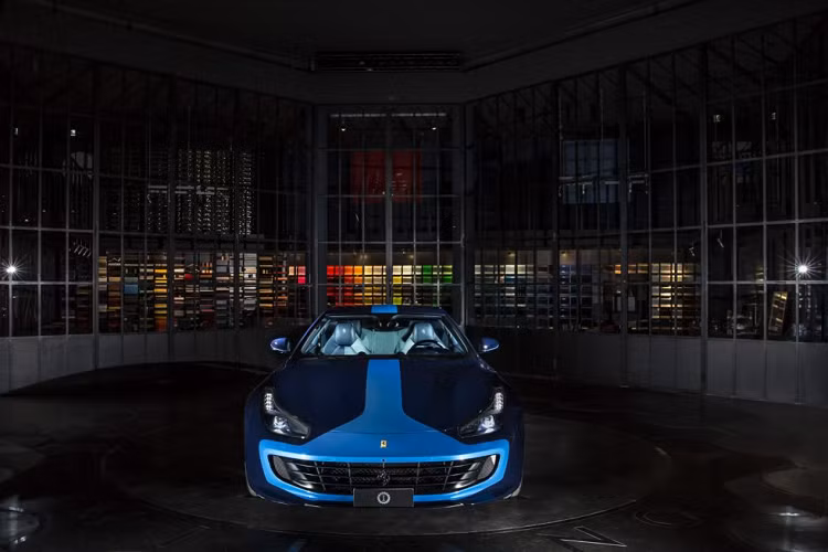 Chiếc siêu xe Ferrari GTC4 Lusso này được thực hiện thông qua bộ phận cá nhân hóa Tailor Made của Ferrari cho ông Elkann. Kiểu thiết kế màu sắc này có tên “Azzurra” được lên ý tưởng bởi Garage Italia với sự hòa hợp của hai sắc xanh dương khác nhau ở ngoại thất cũng như được tiếp nối vào phía bên trong khoang lái bốn chỗ ngồi.