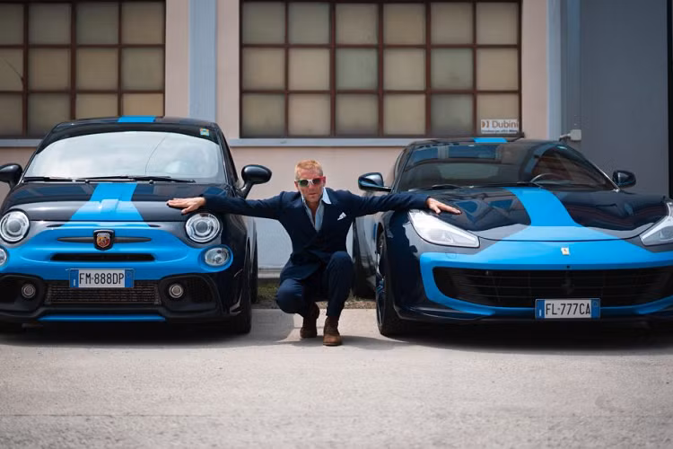 Chiếc Ferrari GTC4 Lusso đặc biệt này sẽ được Lapo Elkann dành tặng cho quỹ từ thiện LAPS Foundation để phát triển chương trình Scelgo Guisto. Nó sẽ được đấu giá bởi Wannenes Auction House bên cạnh chiếc Abarth 595 Competizione Azzurra cũng của Lapo Elkann. Dự kiến chiếc Ferrari sẽ thu về từ 340.000 Euro đến khoảng 700.000 Euro.