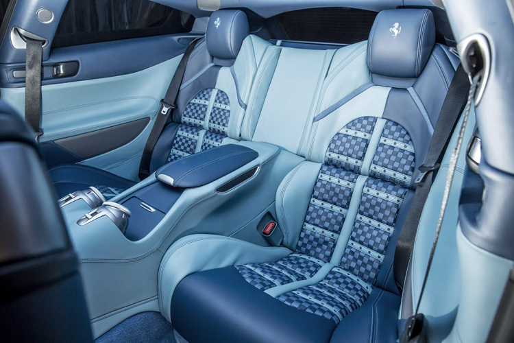 Cửa cốp có thiết kế vuông vức hơn, đi kèm với đó là bộ đèn hậu kép đối xứng mới. Bên trong, khoang lái được nâng cấp với các chi tiết hiện đại vay mượn từ những mẫu xe như Ferrari F12berlinetta và Ferrari 488 GTB.