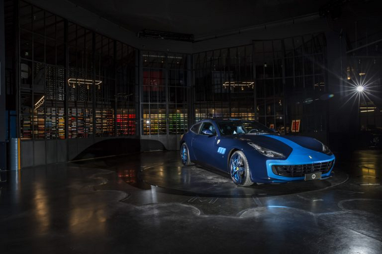 Thông qua bộ phận Tailor Made, khách hàng của Ferrari có thể tạo ra bất kì chiếc xe nào mà họ muốn và chiếc GTC4 Lusso này là một sản phẩm được Ferrari và Tailor Made tạo ra cho Lapo Elkann, nguyên giám đốc điều hành tập đoàn Fiat và người đã sáng lập nên Garage Italia cũng như đối tác của nhiều thương hiệu thời trang lớn.