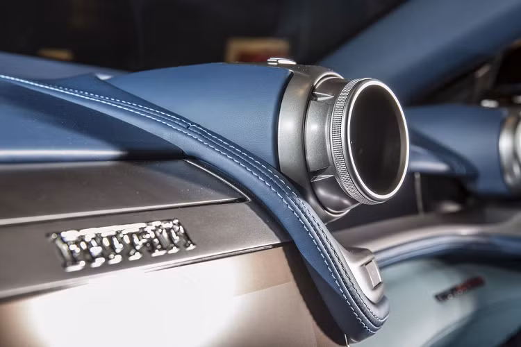 Ferrari GTC4 Lusso được trang bị động cơ V12 dung tích 6.3 lít, hút khí tự nhiên, có khả năng tạo ra công suất cực đại 681 mã lực tại vòng tua máy 8.000 vòng/phút và mô-men xoắn cực đại 700 Nm tại tua máy 5.500 vòng/phút.