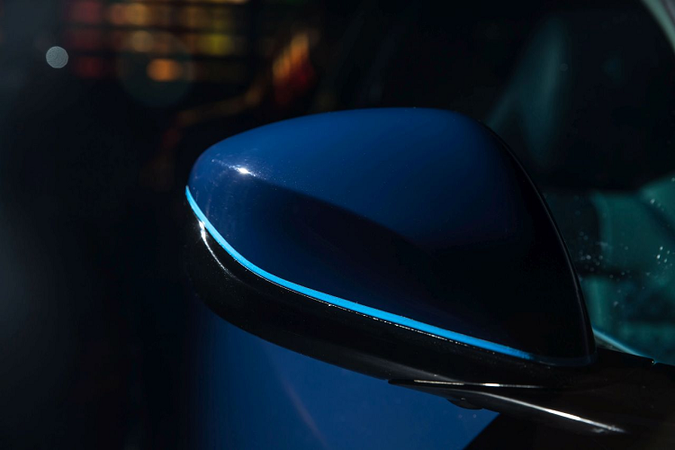 Chưa hết, màu sơn xanh da trời này còn được sử dụng để “trang điểm” cho các hốc gió, vòng quanh lưới tản nhiệt trước, cùm phanh. Chiếc GTC4 Lusso này sử dụng bộ mâm năm chấu được sơn xanh đậm và được trang trí bằng những đường kẻ xanh sáng. Logo “Garage Italia” chế tác riêng được sơn lên cùm phanh thay cho tên thương hiệu Ferrari.