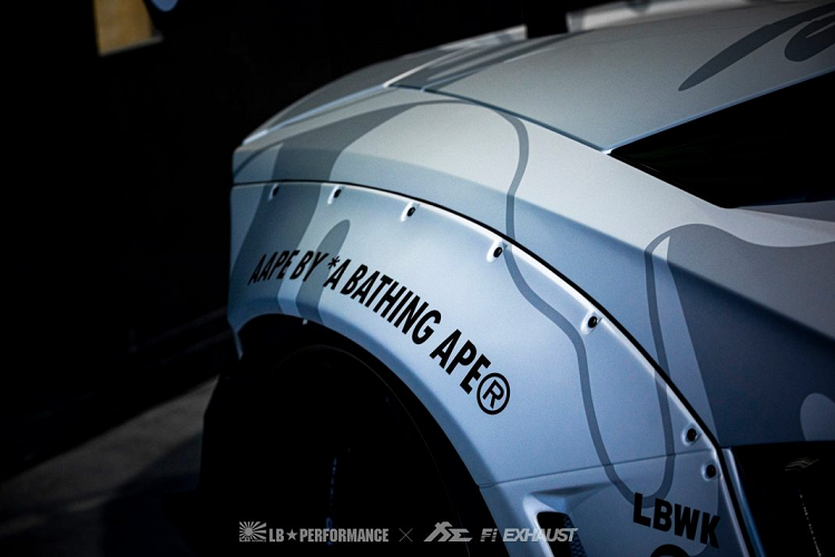 Ngoài bộ áo được phát triển bởi AAPE và LBWK, chiếc Lamborghini Aventador này còn sở hữu bộ mâm đến từ LD47 Forged với màu sơn đen bóng cùng bộ lốp do Yokohama cung cấp. Chiếc xe cũng được nâng cấp hệ thống ống xả hiệu năng cao đến từ Fi Exhaust.