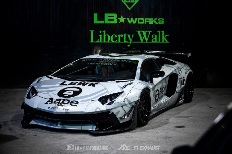 Tại thị trường Việt Nam, giá siêu xe Lamborghini Aventador LP700-4 khoảng hơn 20 tỷ đồng. Bên cạnh đó, mẫu siêu xe Lamborghini Aventador LP700-4 độ khủng cũng có vài chiếc đang lăn bánh.